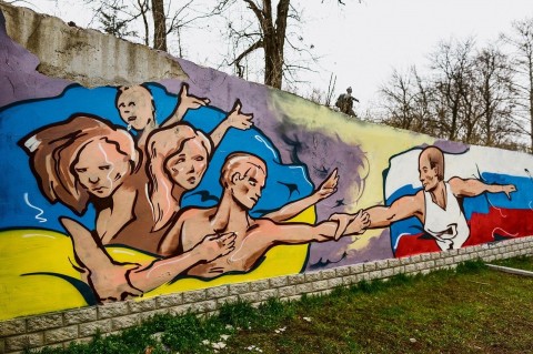 Poetin-biedt-inwoners-Krim-de-hand in 2014