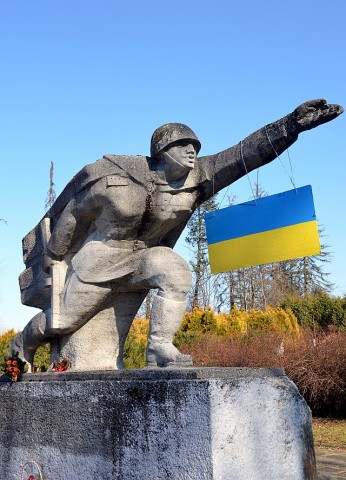 Russisch-standbeeld-van-soldaat-en-Oekranse-vlag-270922